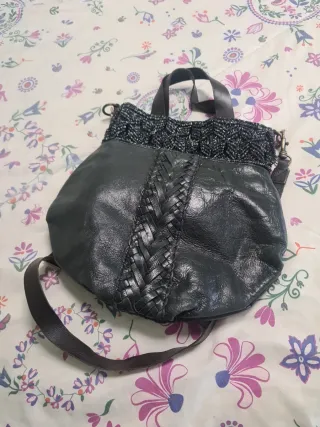 Bolso negro y plateado con adornos de cuero