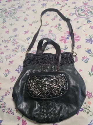 Bolso negro y plateado con adornos de cuero