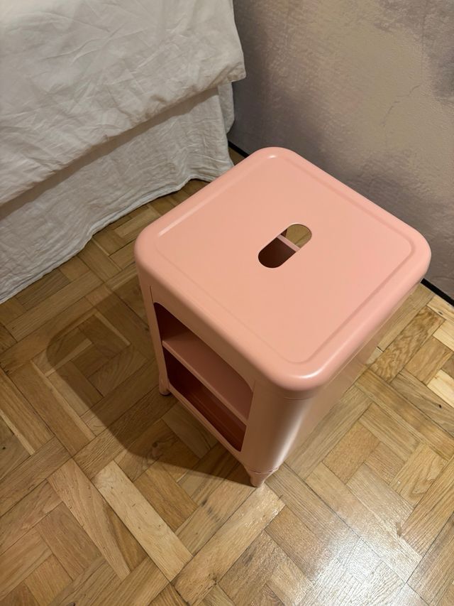 Mesa auxiliar de metal rosa chá