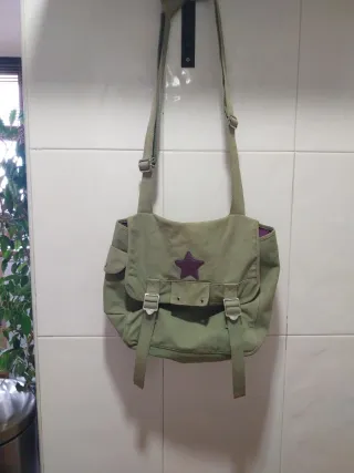Bolso verde con estrella morada