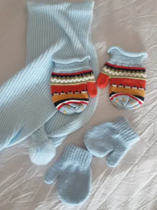 Bufanda y manoplas de punto azul