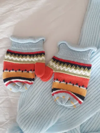 Bufanda y manoplas de punto azul