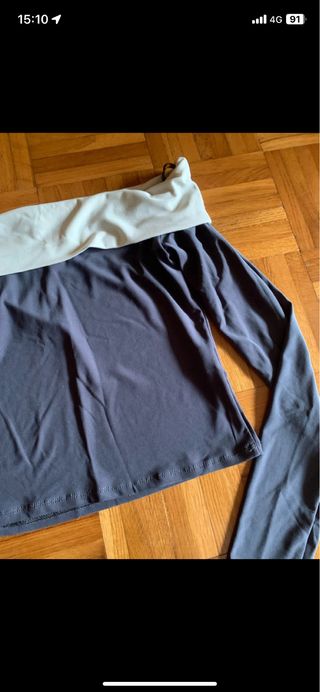 Top gris escote barco manga larga