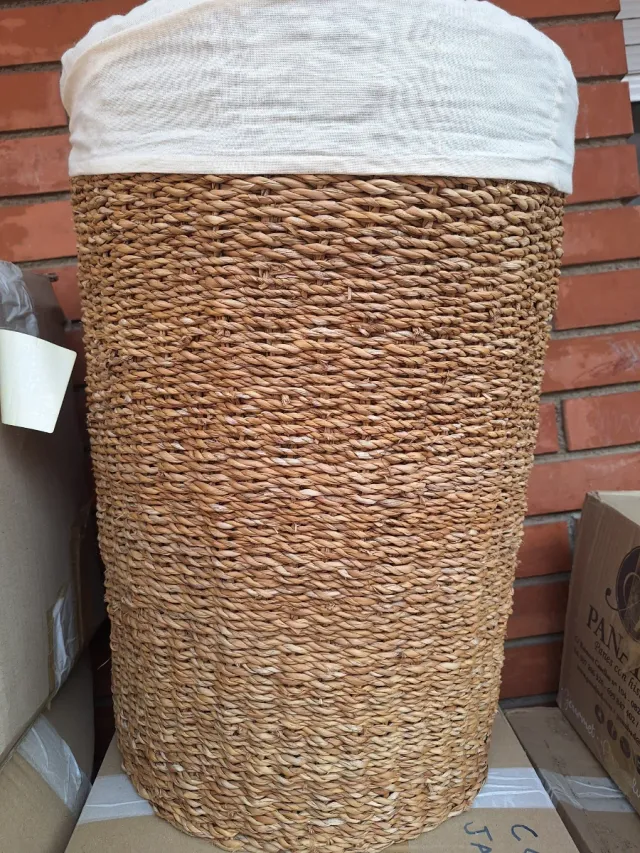 Cesto de mimbre con forro de tela