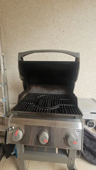 Barbacoa Weber con todos complementos que aparecen
