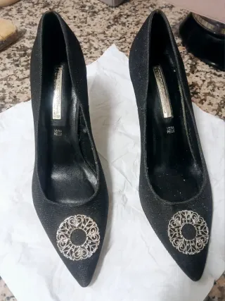 Stilettos Francesca Conti negros con joya