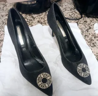 Stilettos Francesca Conti negros con joya