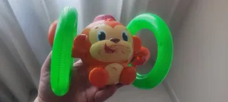 Mono de juguete con aros verdes