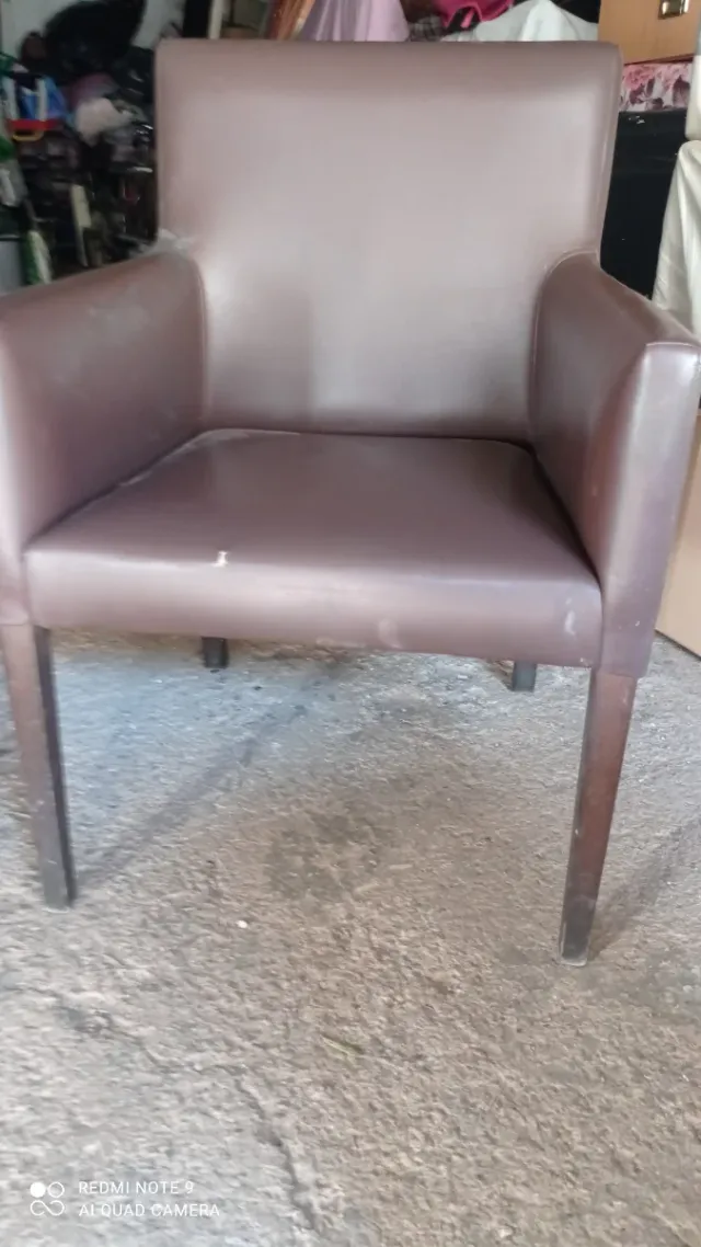 Sedia in pelle marrone