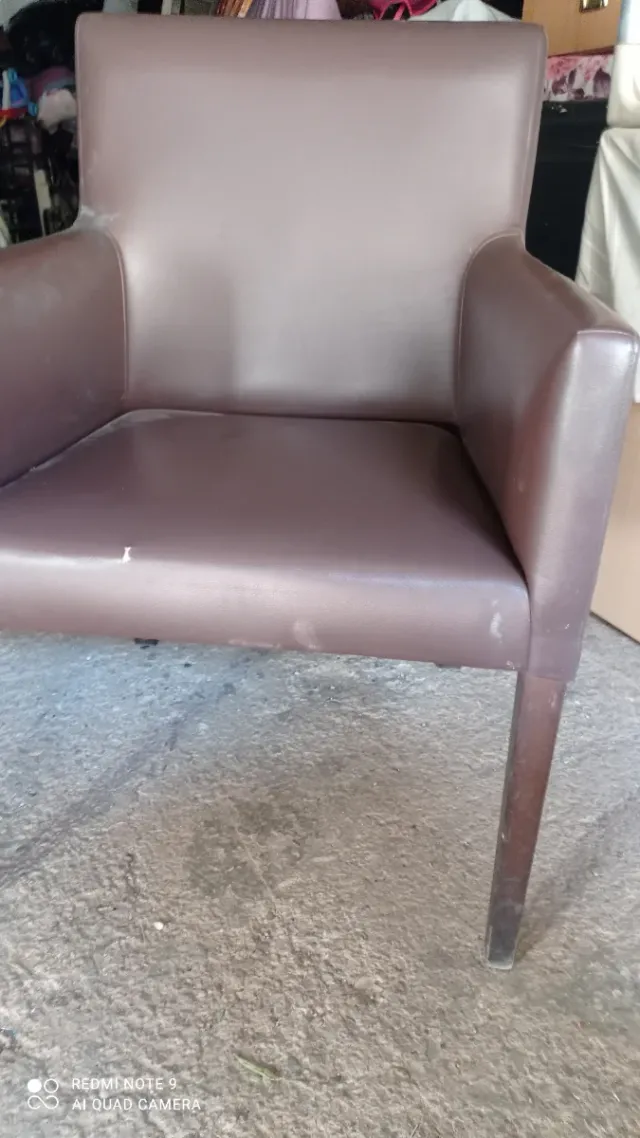 Sedia in pelle marrone