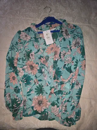 Blusas varias de rayas, flores....