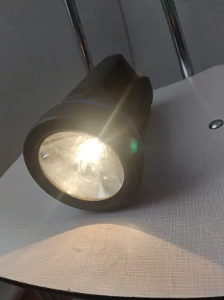 Linterna de mano negra y plateada