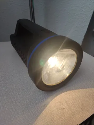 Linterna de mano negra y plateada