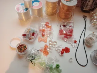 Lote Bisutería: Cuentas, Abalorios y Herramientas