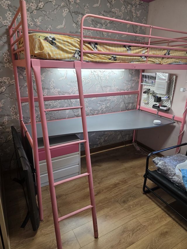 Letto a castello rosa con scrivania