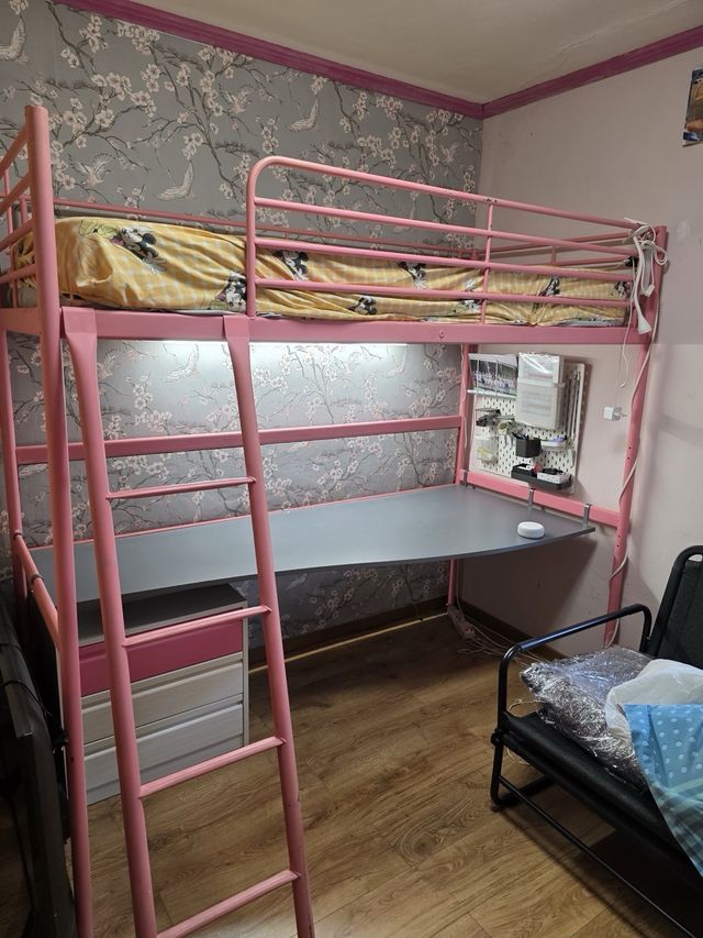 Letto a castello rosa con scrivania