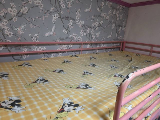 Letto a castello rosa con scrivania