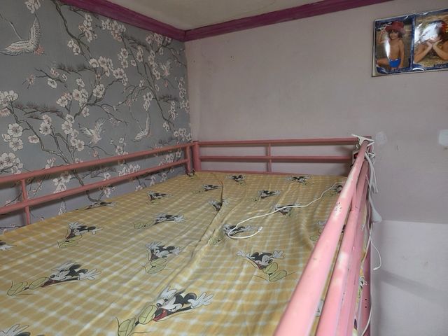 Letto a castello rosa con scrivania