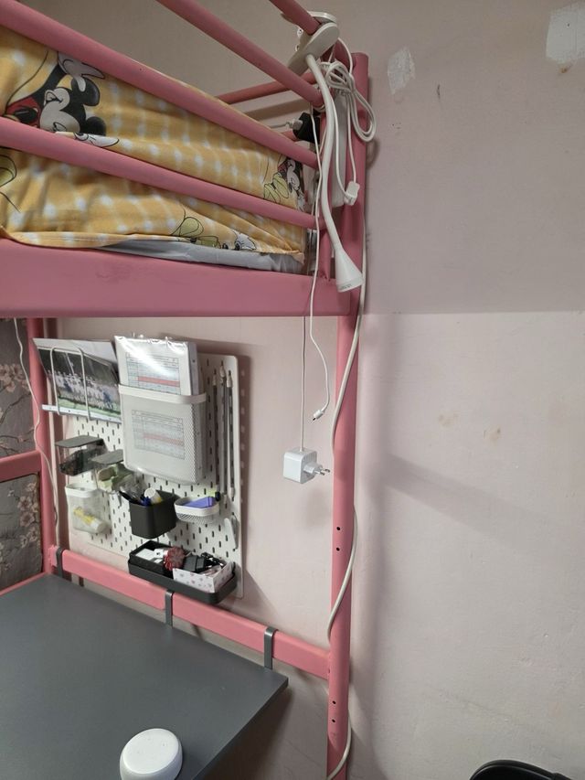 Letto a castello rosa con scrivania