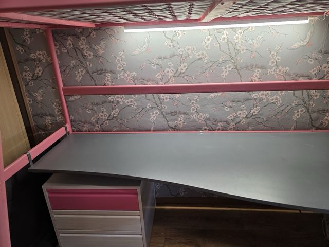 Letto a castello rosa con scrivania