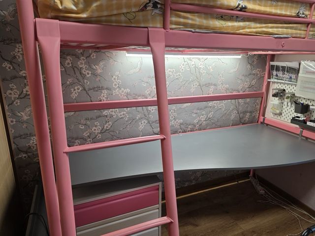 Letto a castello rosa con scrivania