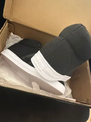 Zapatillas Adidas Altas Negras y Blancas