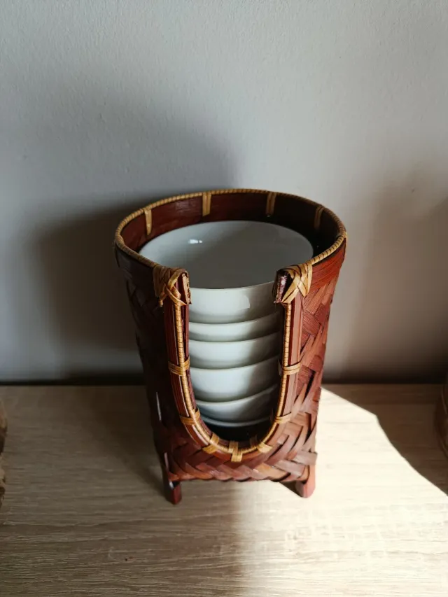 Juego de cuencos de porcelana en soporte de bambú