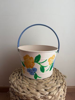 Cubo metálico pintado a mano con flores