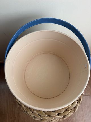 Cubo metálico pintado a mano con flores