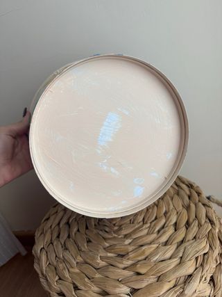 Cubo metálico pintado a mano con flores