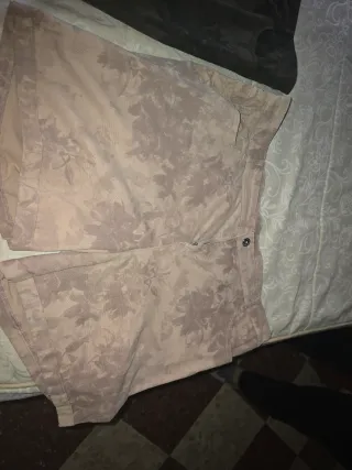 Shorts de mujer beige con estampado floral