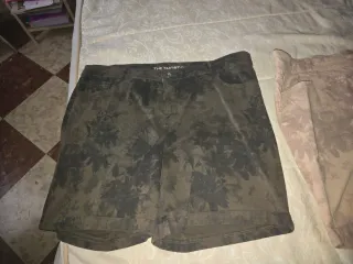 Shorts de mujer beige con estampado floral