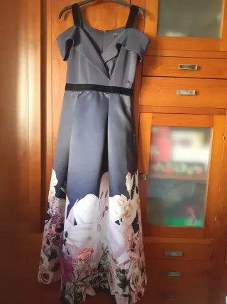 Vestido de fiesta gris con flores
