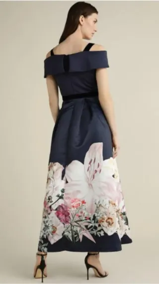 Vestido de fiesta gris con flores