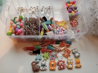 Lote de Bisutería abalorios y otros accesorios