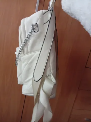Mochila blanca acolchada con cadena