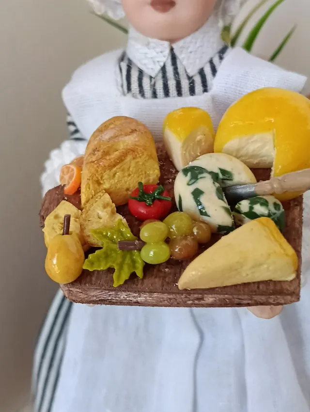 Miniatura tagliere con formaggi per presepe