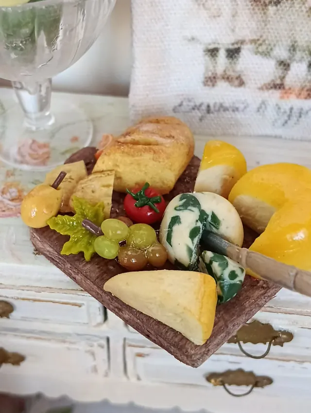 Miniatura tagliere con formaggi per presepe