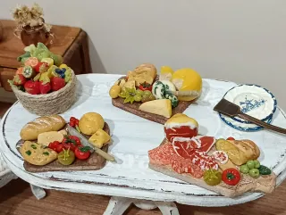 Miniatura tagliere con formaggi per presepe
