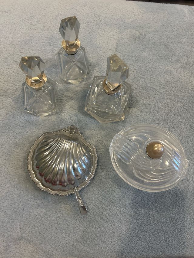 Lote tocador antiguo: 3 frascos y 2 recipientes