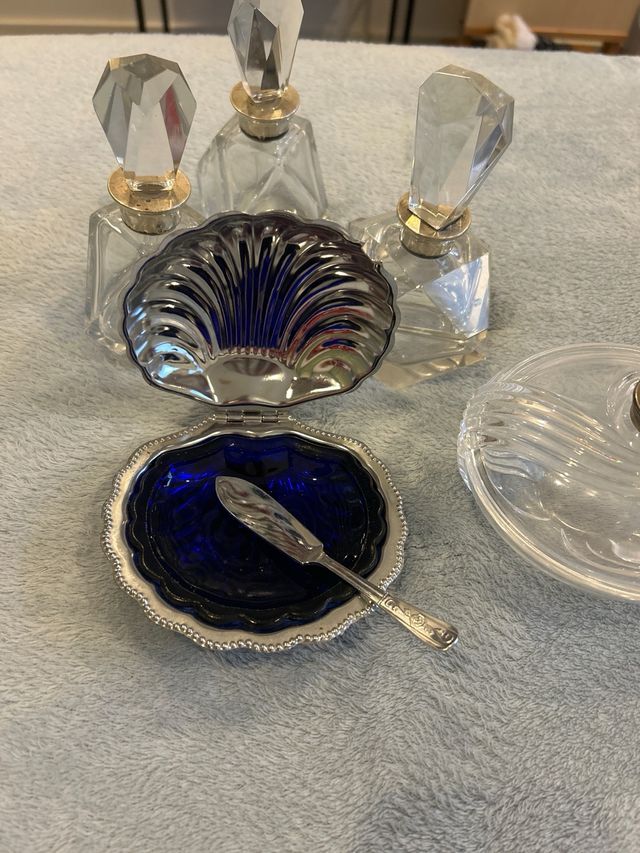 Lote tocador antiguo: 3 frascos y 2 recipientes