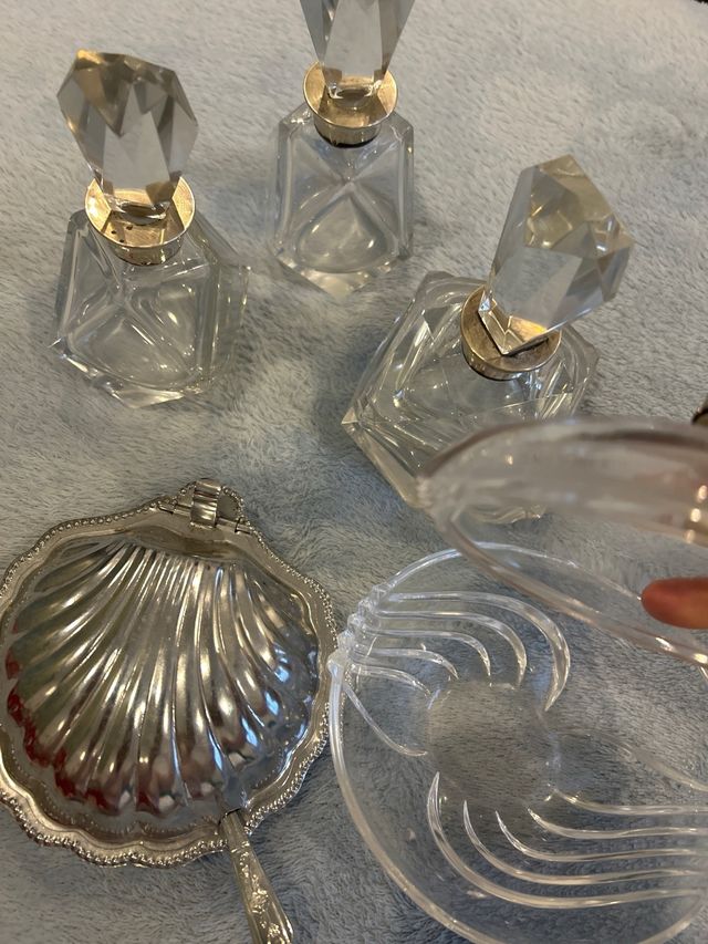 Lote tocador antiguo: 3 frascos y 2 recipientes