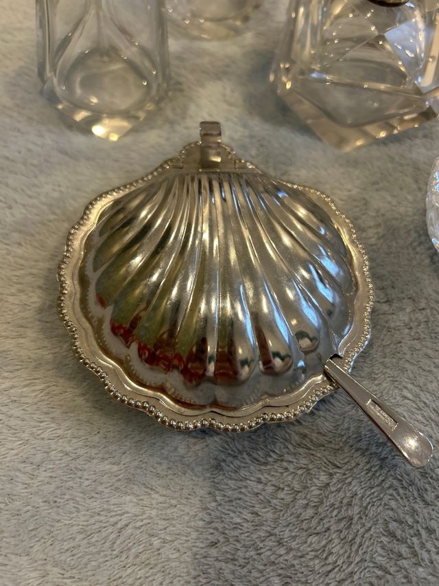 Lote tocador antiguo: 3 frascos y 2 recipientes