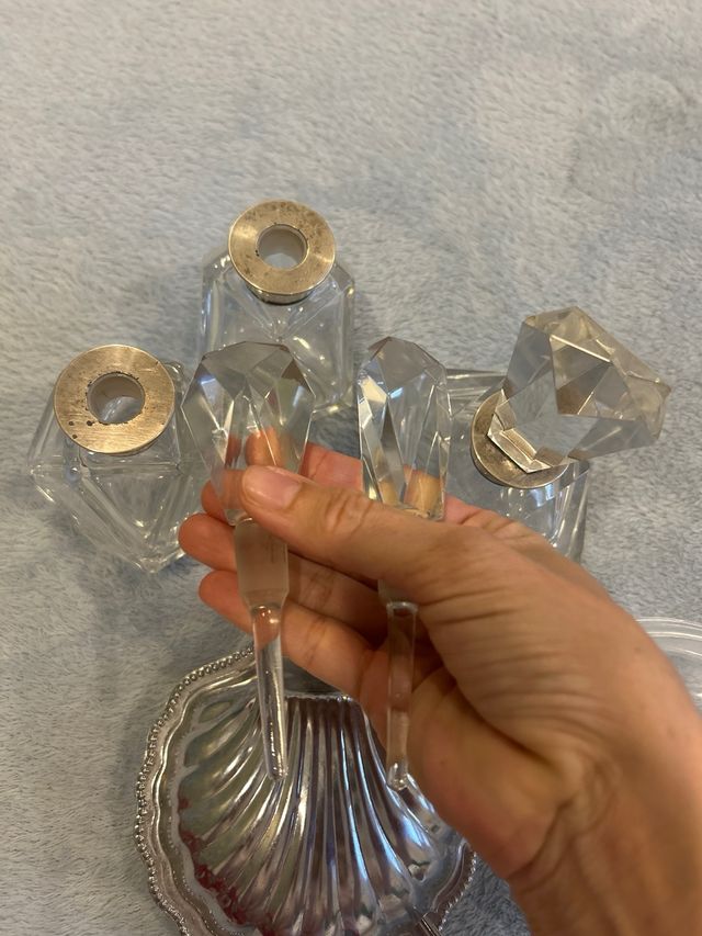 Lote tocador antiguo: 3 frascos y 2 recipientes