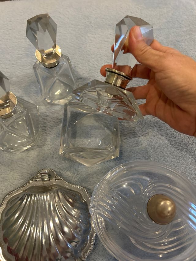 Lote tocador antiguo: 3 frascos y 2 recipientes