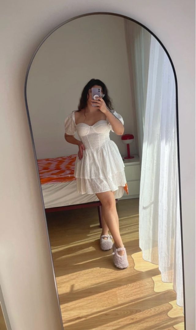 Vestido blanco de algodón con volantes