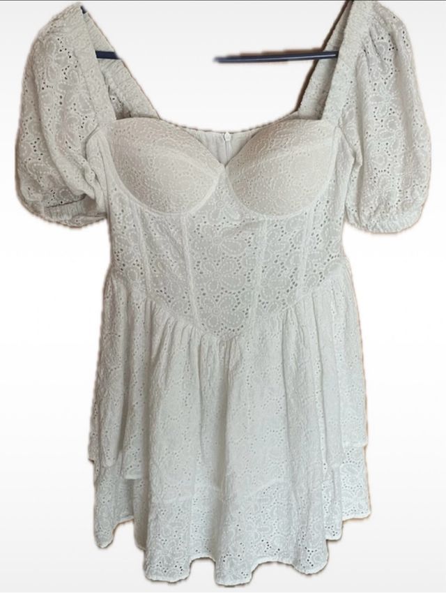 Vestido blanco de algodón con volantes