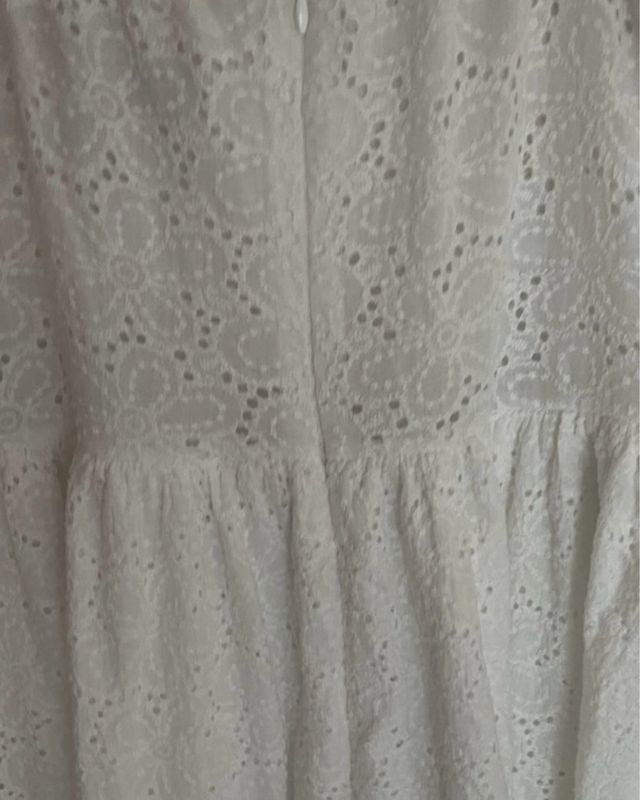 Vestido blanco de algodón con volantes