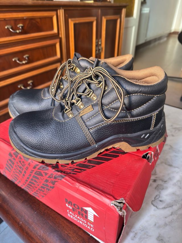 Botas de seguridad negras,  usadas una ves