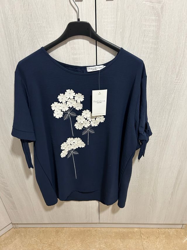 Camiseta Rebeca azul marino flores blancas
